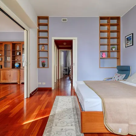 Ample With Private Parking Apartman